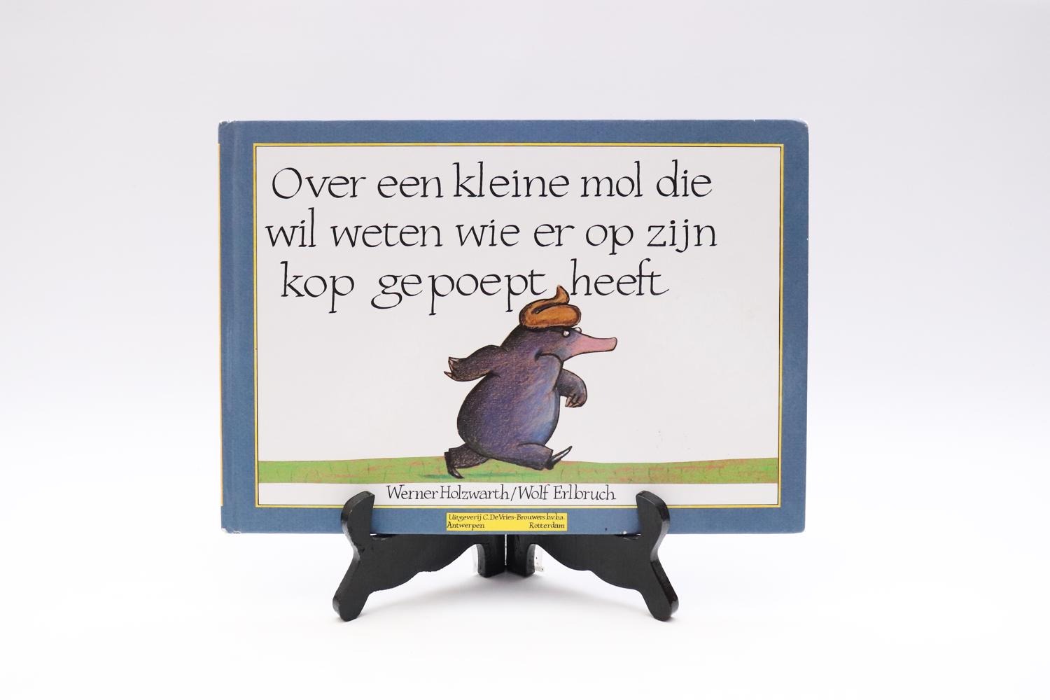 Over een kleine mol die wil weten wie er op zijn kop gepoept heeft